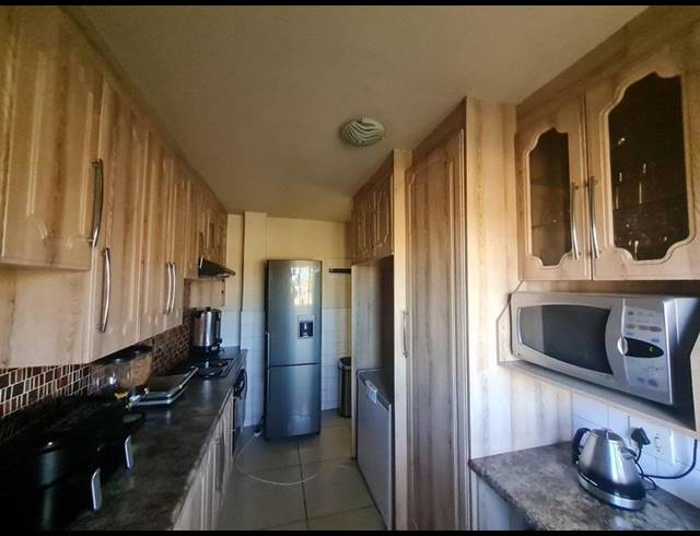 2 BEDROOM APARTMENT FOR SALE IN VANDERBIJLPARK CE 2..